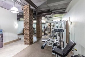 Fitness facility - Shop, dine, enjoy - walk Downtown! (Fort Worth)