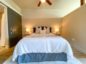 1 bedroom, desk, iron/ironing board, free WiFi - Shop, dine, enjoy - walk Downtown! (Fort Worth)