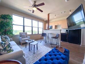 Living area - Relaxing Extended stays, walk Downtown! (Fort Worth)