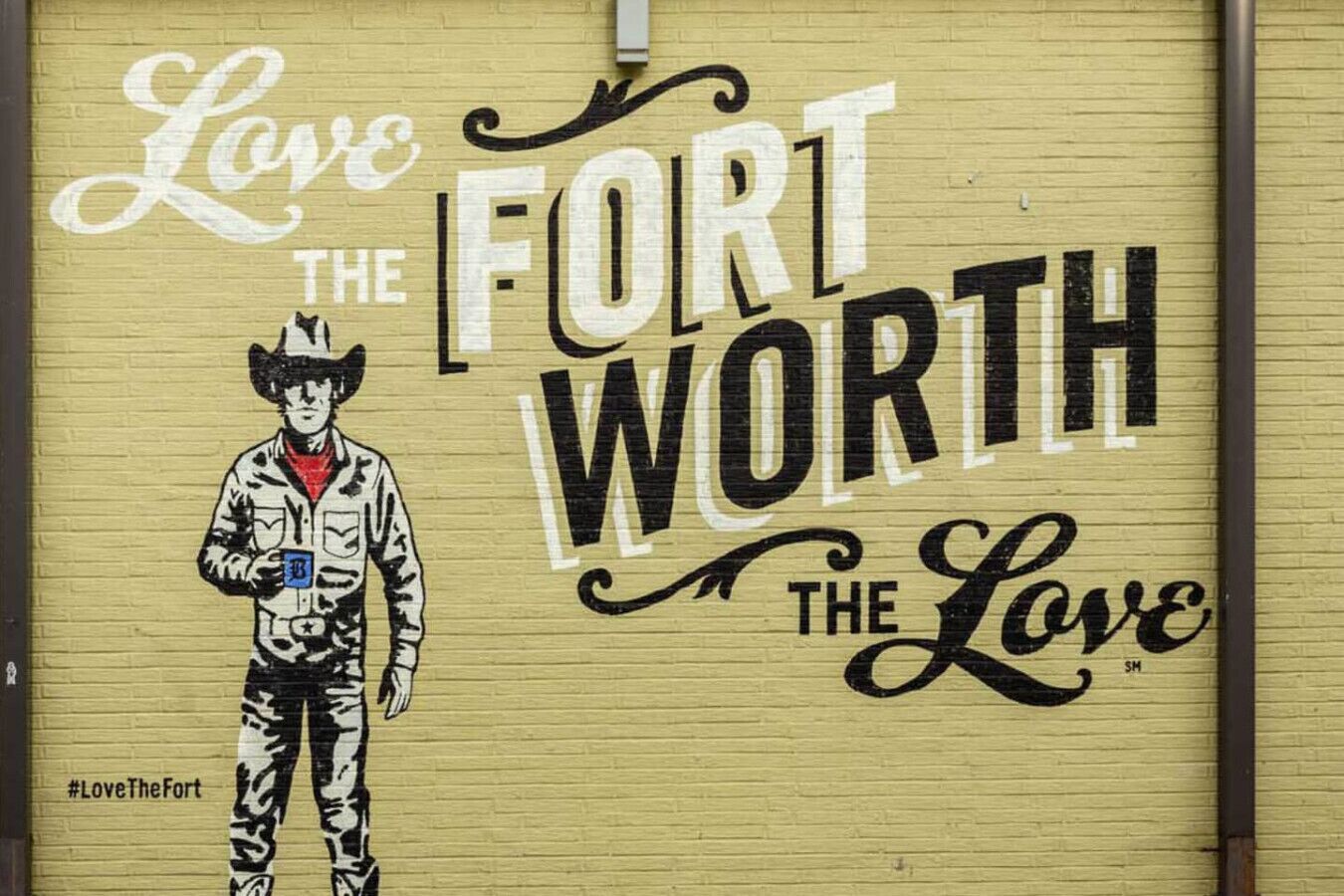 En väggmålning med texten ”Älska Fort Worth” och en illustration av en cowboy.