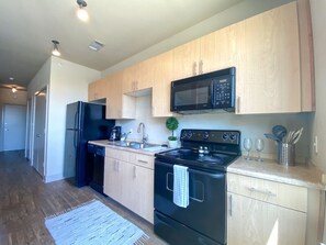 Private kitchen - Serene comfort, close to shopping, walk Downtown! (Fort Worth)