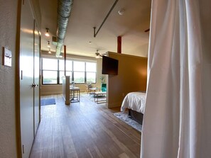 1 bedroom, desk, iron/ironing board, free WiFi - Getaway with in-suite laundry, walk Downtown! (Fort Worth)
