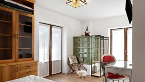 A bedroom with a bed, a desk, a chair, a wardrobe, and a green cabinet. - Room 'Bed and Breakfast Pellizzano' (Pellizzano)