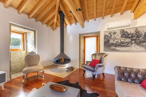 TV, fireplace, offices - Riverside Watermill House · Private Beach Access (Caminha)