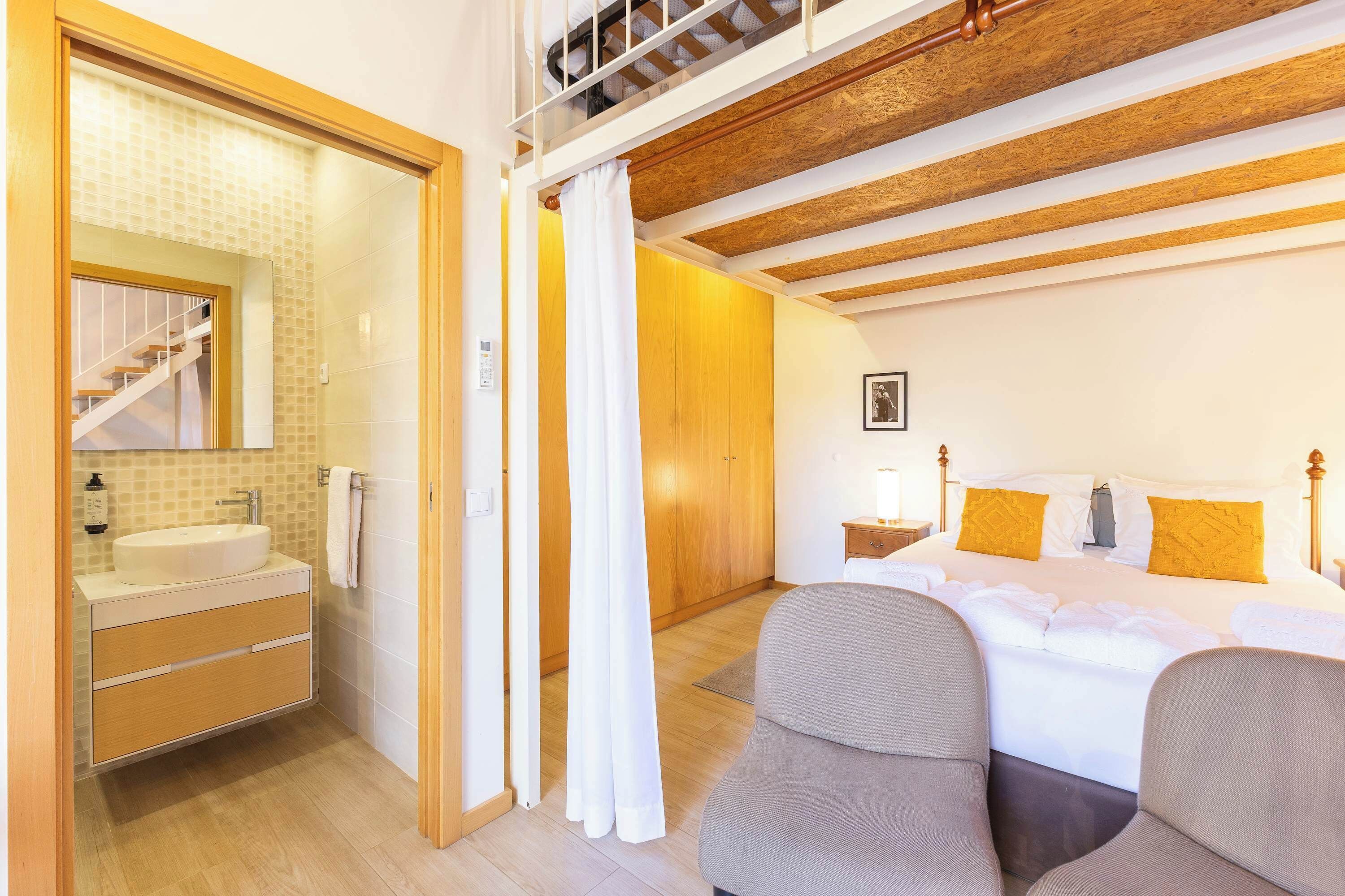 2 bedrooms, desk, WiFi, bed sheets