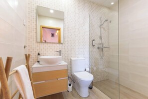 Ducha, secador de pelo, toallas y champú