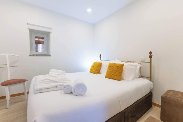 9 bedrooms, desk, iron/ironing board, WiFi