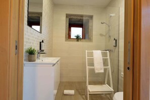 Shower, hair dryer, towels, shampoo - River Beach Loft · Bob Dylan at the Watermill (Caminha)