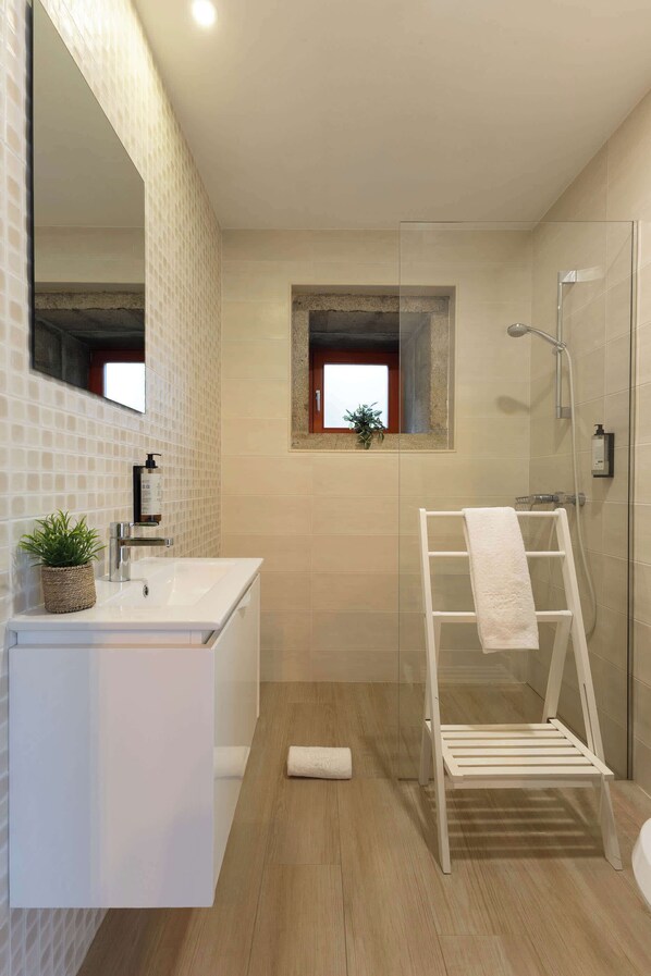 Shower, hair dryer, towels, shampoo - River Beach Loft · Bob Dylan at the Watermill (Caminha)