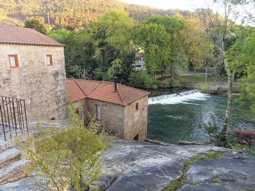 Moulin à eau centenaire sur la plage de la rivière by Portugal Active
