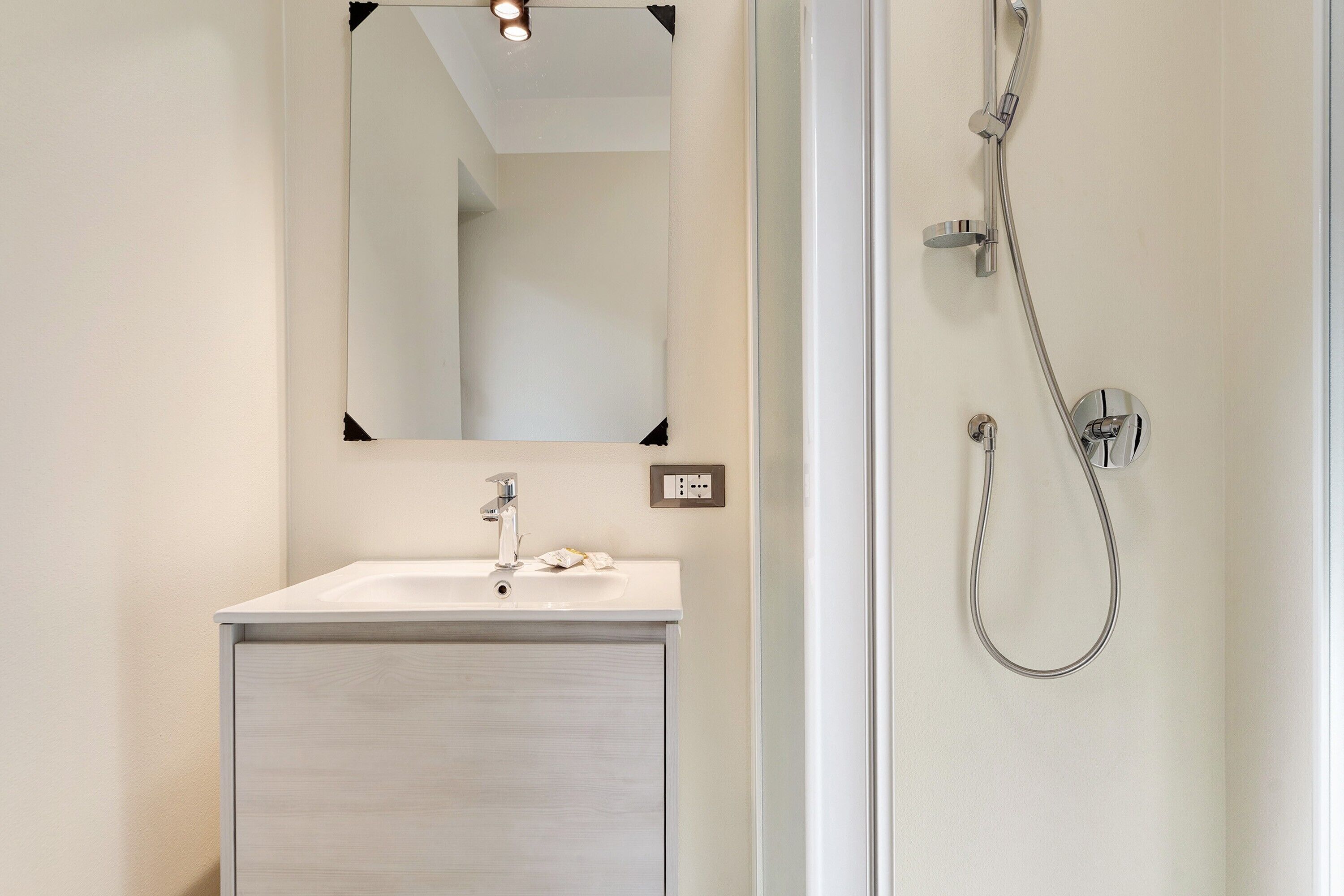 Douche, sèche-cheveux, serviettes fournies