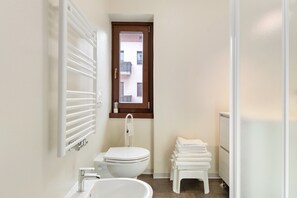 Douche, sèche-cheveux, serviettes fournies