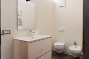 Douche, séchoir à cheveux, serviettes fournies