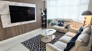 Living area - Spacious 4-Bedroom Detached House with Garden and EV Charger (Sale)