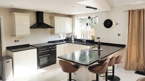 Spacious 4-Bedroom Detached House with Garden and EV Charger