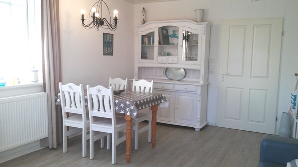 Dining - Fiete's Ankerplatz - family-friendly vacation apartment with terrace, two bedrooms, WLAN and parking space in a quiet location near the North Sea. (Wangerland)