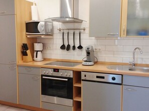Private kitchen - Fiete's Ankerplatz - family-friendly vacation apartment with terrace, two bedrooms, WLAN and parking space in a quiet location near the North Sea. (Wangerland)
