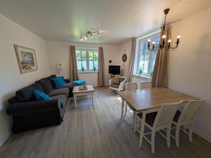 Living area - Fiete's Ankerplatz - quietly located vacation apartment with terrace, two bedrooms, WLAN and parking space in a quiet location near the North Sea. (Wangerland)