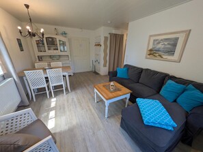 Living area - Fiete's Ankerplatz - quietly located vacation apartment with terrace, two bedrooms, WLAN and parking space in a quiet location near the North Sea. (Wangerland)