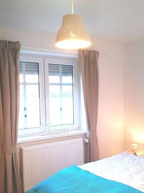 Room - Fiete's Ankerplatz - family-friendly vacation apartment with terrace, two bedrooms, WLAN and parking space in a quiet location near the North Sea. (Wangerland)