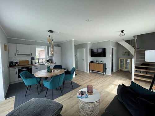 Modern vacation home just 100 m from the Wangermeer with two bedrooms, smart TVs, fiber optics and terrace - perfect for families and those seeking relaxation.