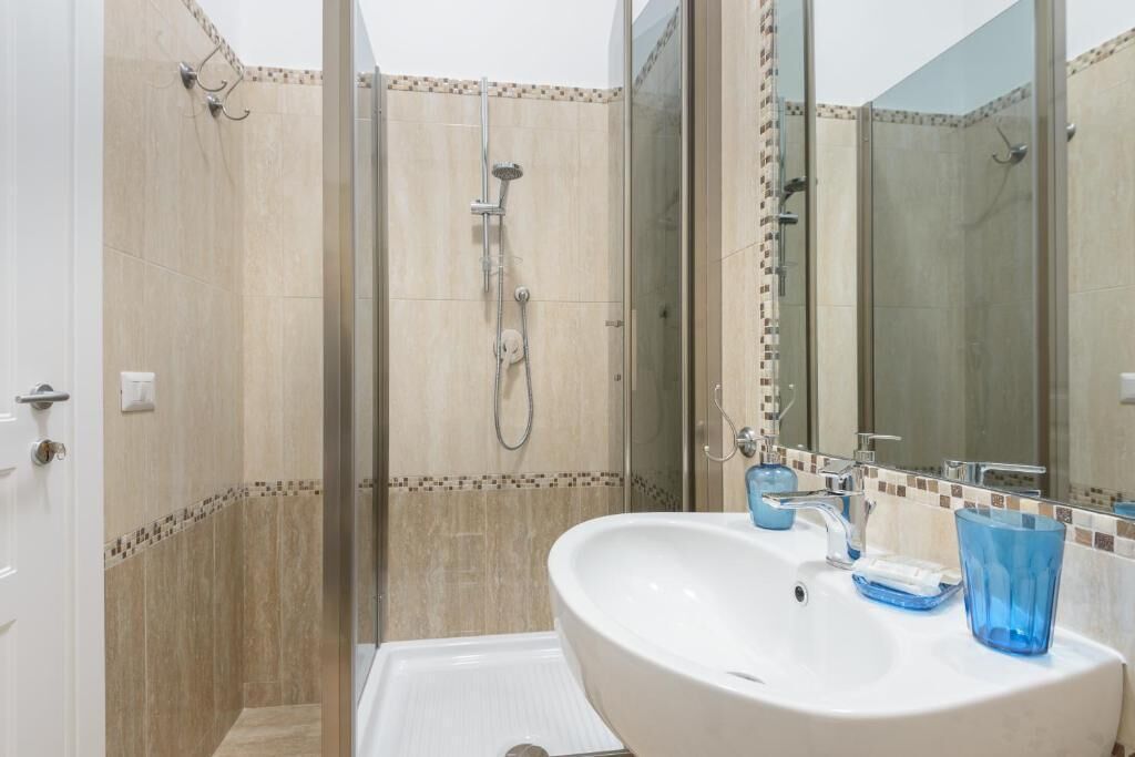 Camera Foro Romano | Salle de bain | Douche, articles de toilette gratuits, sèche-cheveux, bidet