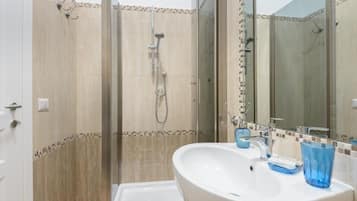 Camera Foro Romano | Salle de bain | Douche, articles de toilette gratuits, sèche-cheveux, bidet