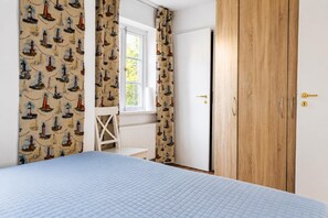 2 bedrooms, free WiFi - The Zugvogel vacation home offers a cozy first floor apartment in a quiet, secluded location near the North Sea - ideal for families and dog owners looking to relax in the fenced garden and natural surroundings. (Wangerland)
