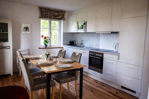 Coffee/tea maker, fridge, microwave, oven - The Zugvogel vacation home offers a cozy first floor apartment in a quiet, secluded location near the North Sea - ideal for families and dog owners looking to relax in the fenced garden and natural surroundings. (Wangerland)