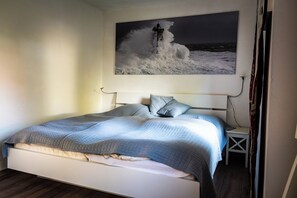 Room - The Zugvogel vacation home offers a cozy first floor apartment in a quiet, secluded location near the North Sea - ideal for families and dog owners looking to relax in the fenced garden and natural surroundings. (Wangerland)