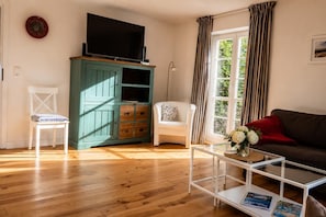 Stereo - The Zugvogel vacation home offers a cozy first floor apartment in a quiet, secluded location near the North Sea - ideal for families and dog owners looking to relax in the fenced garden and natural surroundings. (Wangerland)