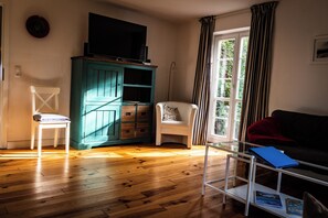 Living area - The Zugvogel vacation home offers a cozy first floor apartment in a quiet, secluded location near the North Sea - ideal for families and dog owners looking to relax in the fenced garden and natural surroundings. (Wangerland)