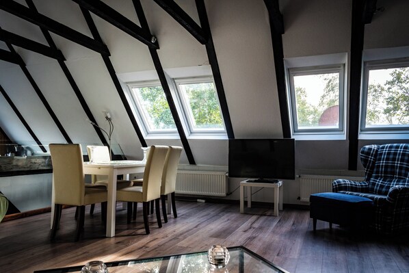 Dining - The Zugvogel vacation home offers a cozy upper floor apartment in a quiet, secluded location near the North Sea - ideal for families and dog owners looking to relax in the fenced garden and natural surroundings. (Wangerland)