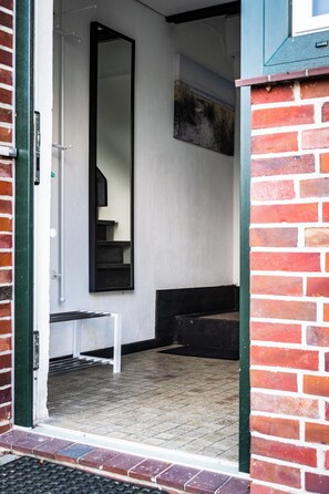 Exterior detail - The Zugvogel vacation home offers a cozy upper floor apartment in a quiet, secluded location near the North Sea - ideal for families and dog owners looking to relax in the fenced garden and natural surroundings. (Wangerland)