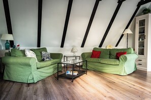 Living area - The Zugvogel vacation home offers a cozy upper floor apartment in a quiet, secluded location near the North Sea - ideal for families and dog owners looking to relax in the fenced garden and natural surroundings. (Wangerland)