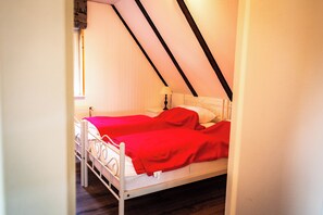 Room - The Zugvogel vacation home offers a cozy upper floor apartment in a quiet, secluded location near the North Sea - ideal for families and dog owners looking to relax in the fenced garden and natural surroundings. (Wangerland)