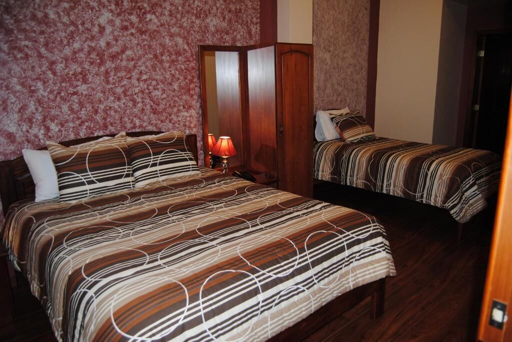 Standardværelse til 3 personer - terrasse - udsigt til gårdsplads