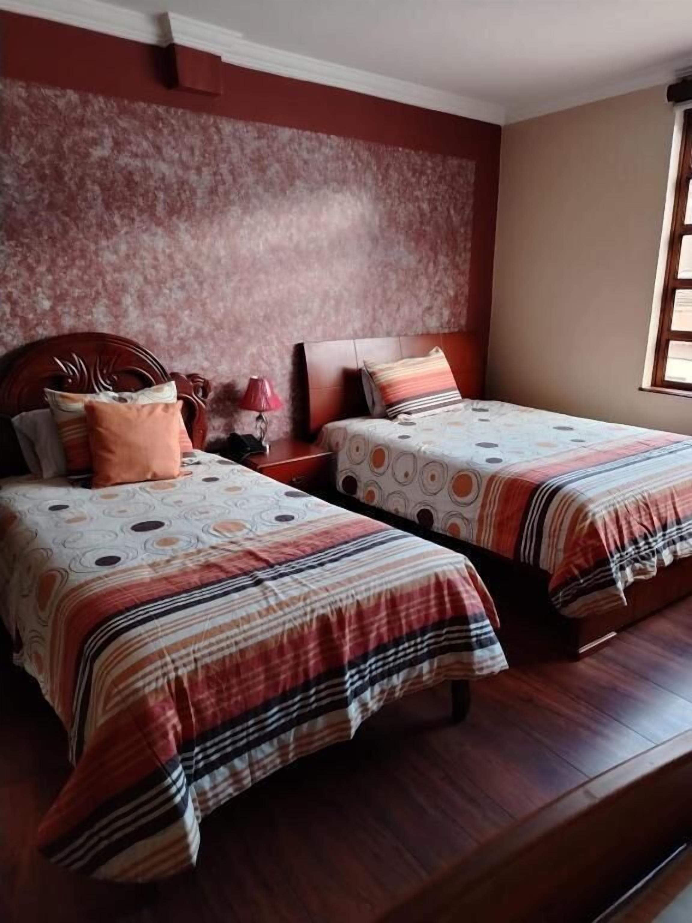 Standardværelse til 4 personer - terrasse - udsigt til gårdsplads