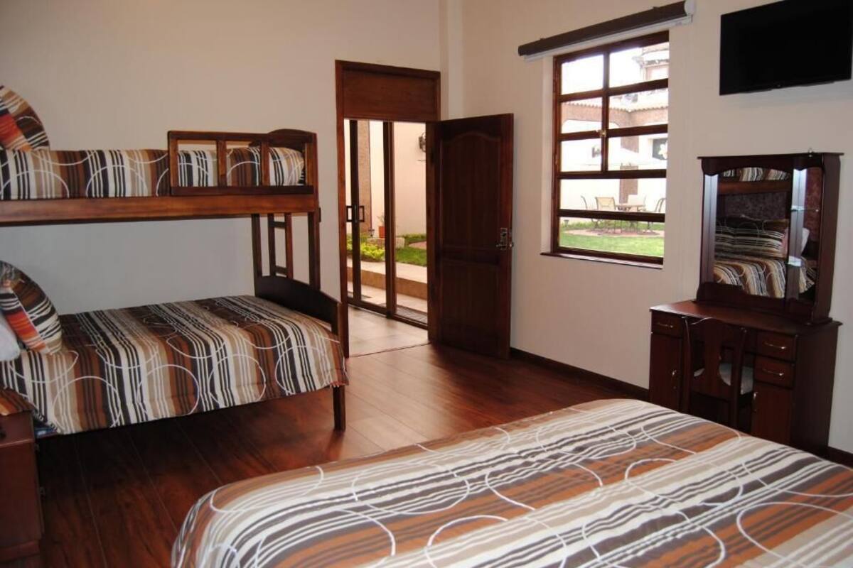 Habitación triple básica, patio, vista al jardín