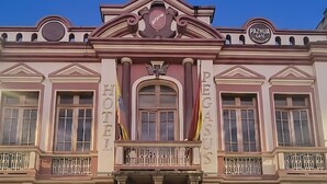 A historic building with a central entrance, flanked by 'Hotel Pegasus' and 'Pazhuda Cafe' signs, and a 'Black Cabero' sign on the left. - Hotel Pegasus (Cuenca)