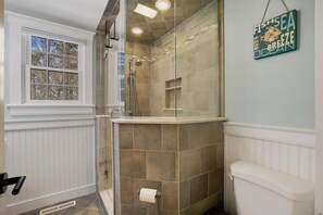 Een douche, een haardroger, handdoeken, zeep