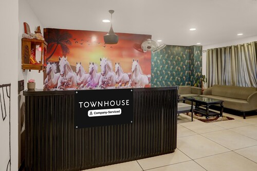 Townhouse Mumfordganj APS Inn