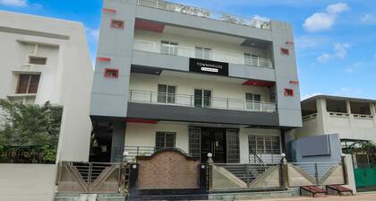 Townhouse Mumfordganj APS Inn