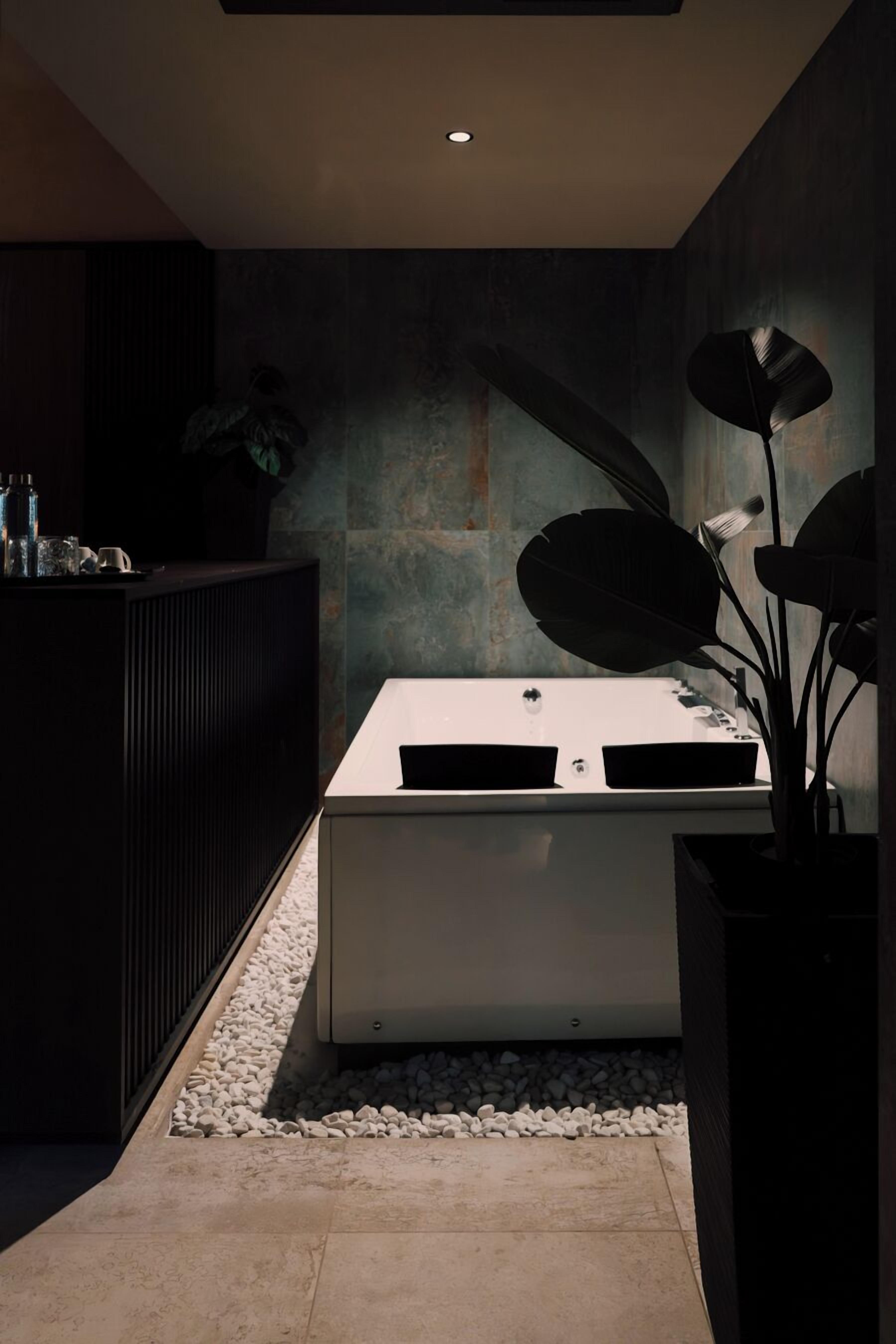 Deluxe Double Room, Non Smoking, Private Bathroom | Bathroom | Eco-friendly toiletries, hair dryer, slippers, bidet