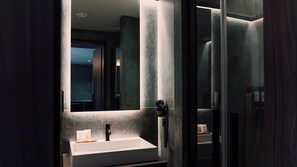 Habitación ejecutiva doble, 1 habitación, no fumadores, baño privado | Baño | Artículos de higiene personal ecológicos, secador de pelo y zapatillas