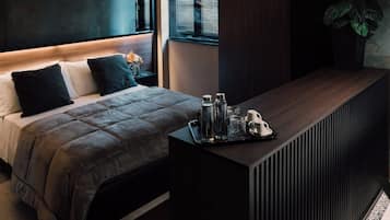 Minibar, caja de seguridad en la habitación y escritorio