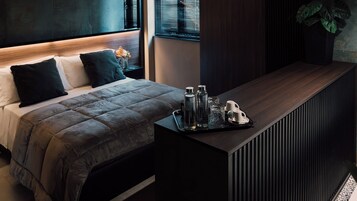 Minibar, caja de seguridad en la habitación y escritorio 