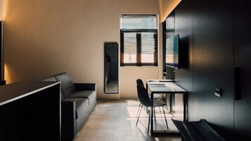 Executive Double Room, 1 Bedroom, Non Smoking, Private Bathroom | Minibar, in-room safe, desk, soundproofing