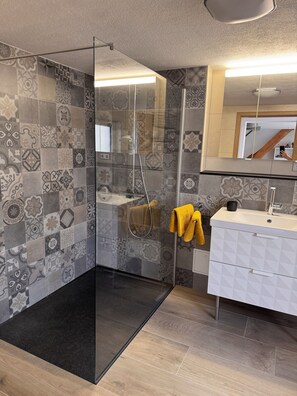 Dusche, Haartrockner, Handtücher, Seife