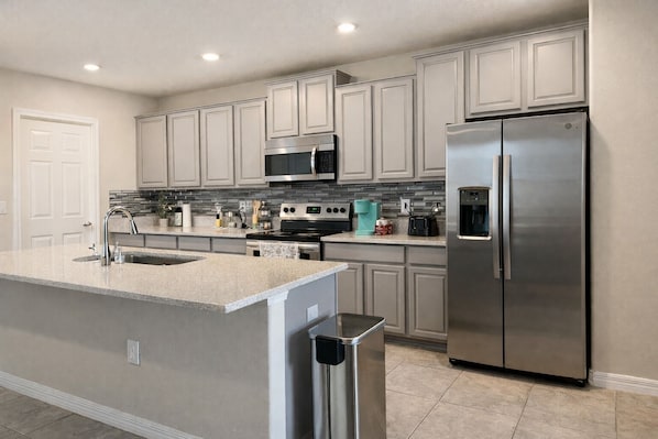 Private kitchen - Spacious 5-bedroom, 2.5 bath house in fabulous Wimauma/Riverview neighborhood (Wimauma)